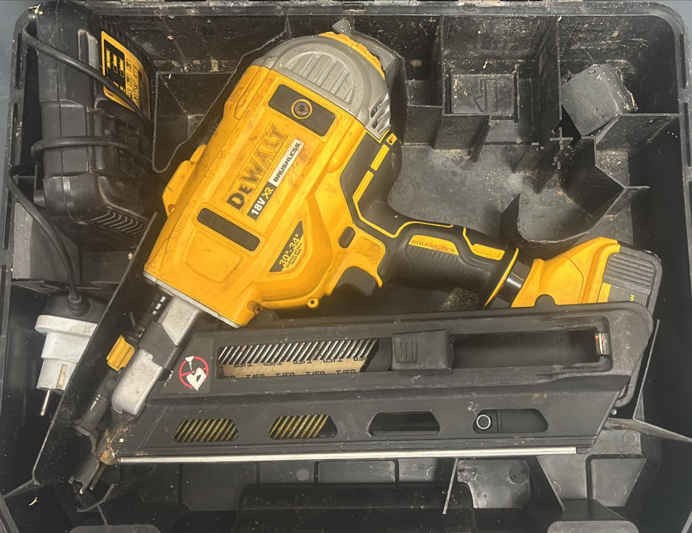 Ciocan de bautut cuie DeWALT DCN692N cu 2 turatii motor fara perii XR Li-Ion 18V