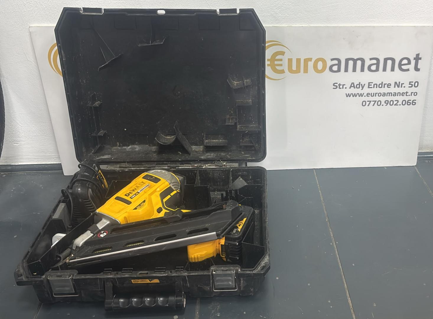 Ciocan de bautut cuie DeWALT DCN692N cu 2 turatii motor fara perii XR Li-Ion 18V image 1