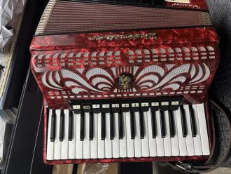 Acordeon Weltmeister Caprice cu 96 de basi