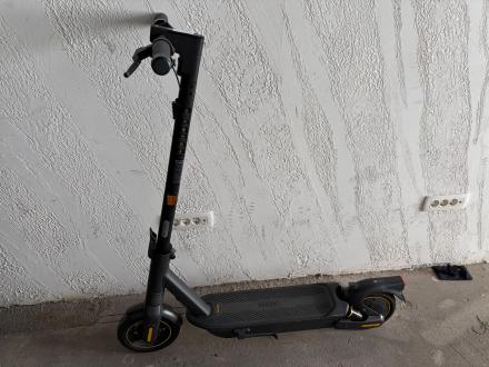 Trotineta electrica Segway-Ninebot Max G2, viteza maxima 20 km/h, autonomie 70 km